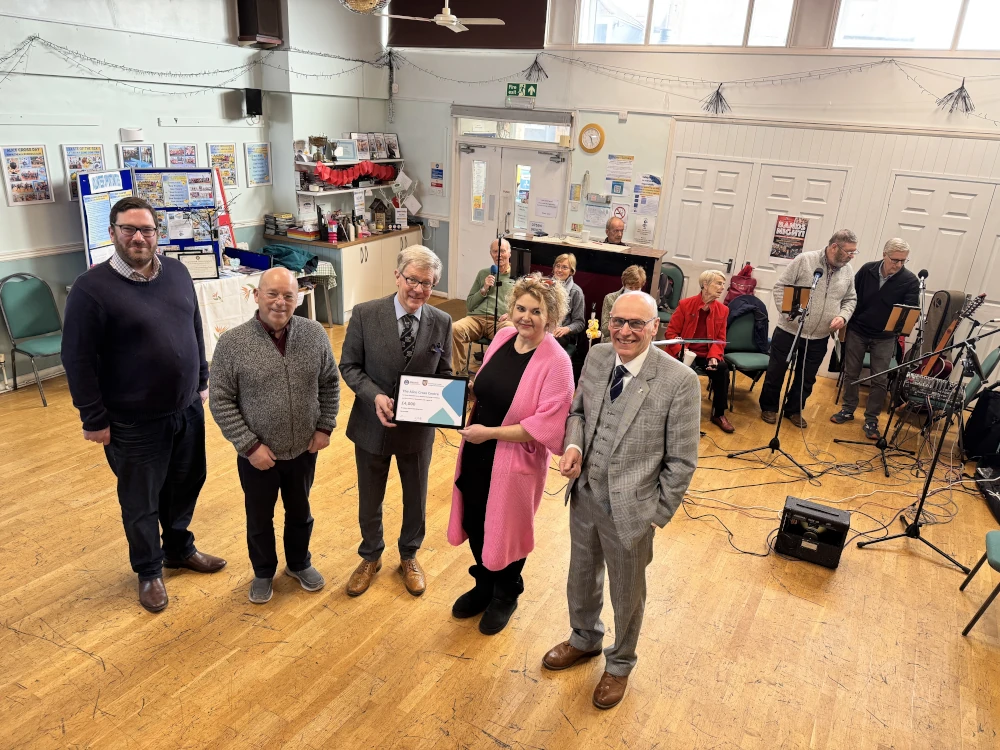 Bro Philip Mason (Devonshire Freemasons Communications Officer), Andy Longford (Chair of Trustees, Alice Cross Centre), W Bro Tim Golder ( Assistant Provincial Grand Master, Devonshire Freemasons), Peta Howell (General Manager, Alice Cross Centre) and Anthony Eldred (Provincial Charity Steward, Devonshire Freemasons) in front of the Alice Cross Community Band